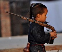 銃を持っている芭沙の可愛い子供