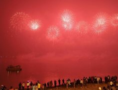 2011年12月31日夜、市民と観光客は長沙橘子洲で花火を観覧して、新年到来を迎えています。今回の音楽花火大会のテーマは“白蛇物語”で、“出馬”、“出会う”、“驚かす”、“塔を参拝する”の4つに分けます。花火は20分も続けていました。