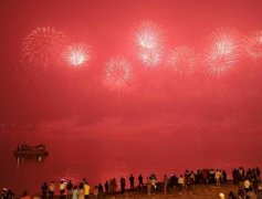 2011年12月31日夜、市民と観光客は長沙橘子洲で花火を観覧して、新年到来を迎えています。今回の音楽花火大会のテーマは“白蛇物語”で、“出馬”、“出会う”、“驚かす”、“塔を参拝する”の4つに分けます。花火は20分も続けていました。