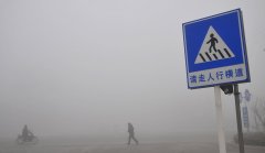 1月31日、山東青州街頭の市民の霧中を歩いています。