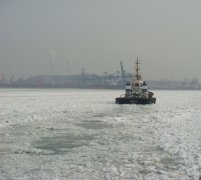 営口港砕氷船は全力に砕氷しています。