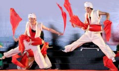 鼓舞の踊っている男達(中国語の鼓舞とは大いに励まし気持ちを奮いたたせることだから、お祭りの時は鼓(つづみ)を打ち、舞(まい)を舞う風俗があります。)