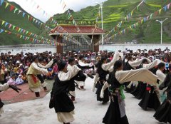 2月23日はチベット暦のお正月の二日です。チベットのラサポタラ広場では5700名位のの西蔵自治区各地区と大衆は一緒にチベット伝統舞踊「鍋庄」を踊っています。チベット新年を祝います。及び、今回のチャンスで、チベット族の舞踊「鍋庄」(幸せラサ踊り)を普及します。