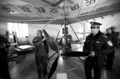 北京航聯航空運動倶楽部では、従業員は飛行器の設備をおろしています。