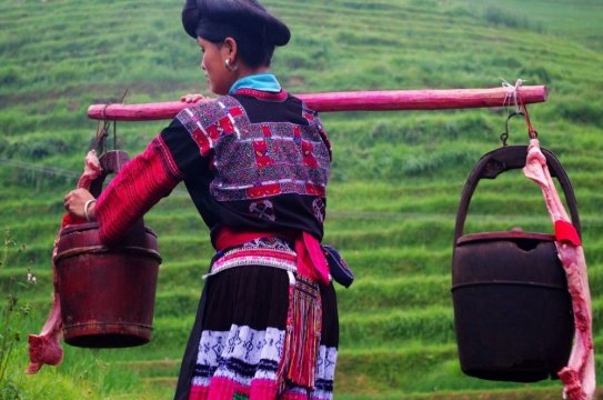 6月6月は桂林龍勝県の少数民族ヨウ族の民間伝統の“晒衣節”祭り