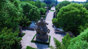 灞陵橋関羽 馬につかまり颯爽と佇む像