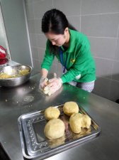 都江堰パンダ基地パンダの餌(窩窩頭)作り