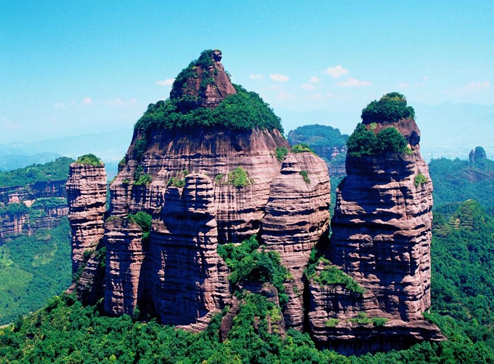 Китайские равнины полезные ископаемые. Рельеф Китая горы. Danxiashan Geopark. Гора Лаоцзюнь Китай. Гуанчжоу Данься.