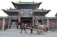 城皇廟と馬車(撮影：薄井則久)