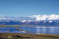 中国の死海の「塩湖」浮遊体験日帰り観光