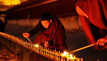 チベット仏教伝統節「燃灯節」