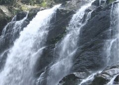 滝の高さ80余りメートル、一番広い所は約8メートルに達します。