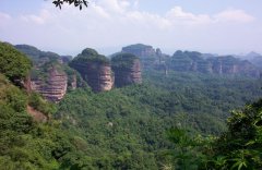 世界自然遺産広東丹霞山は旅行の歩道を開通します。