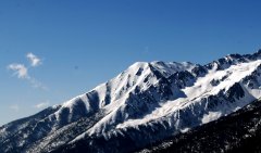 白馬雪山で豪雪が続き、百名位の観光客は徳欽に滞在されています。