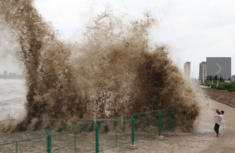 2012年6月5日、浙江海寧塩倉では逆流は再度に大きい波を巻き起こします。