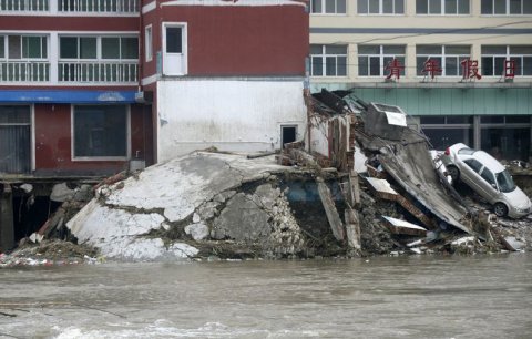 橋北には洪水が通ってから一部の部屋が倒壊して、自動車は押し潰されて、橋も押し流されてしまた後に通行することができません。